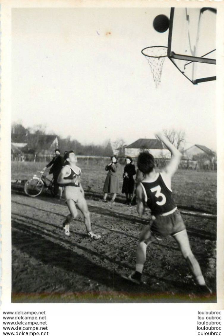 MATCH DE BASKETBALL BASKET LES ABRETS ISERE PHOTO ORIGINALE  12 X 8 CM CACHET PHOTOGRAPHE AU VERSO - Sports