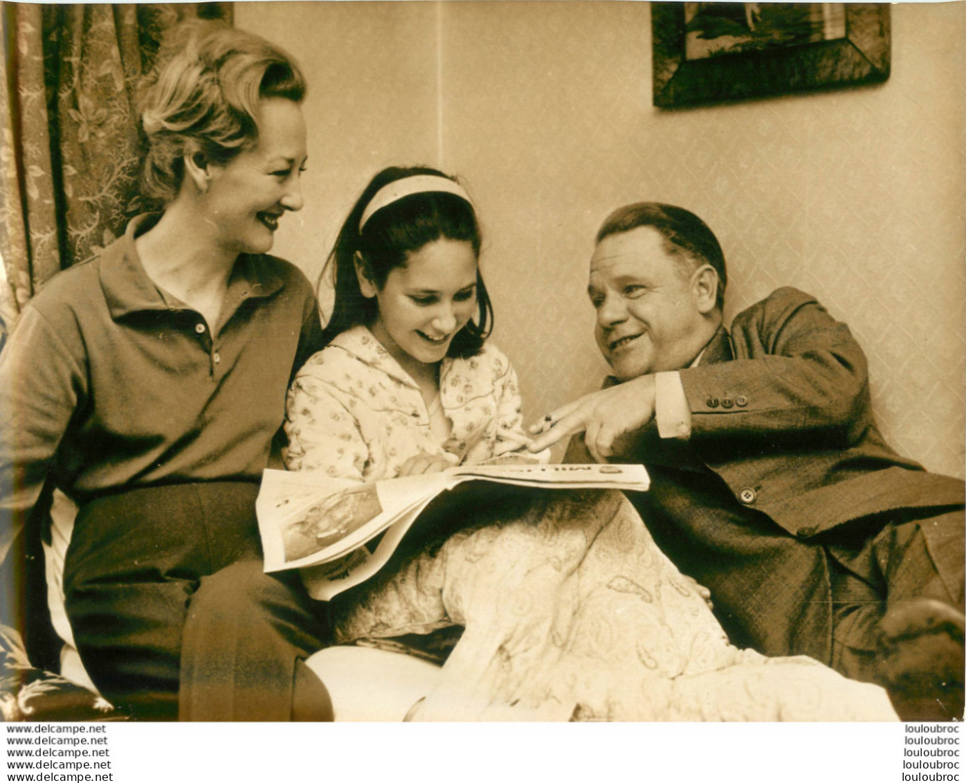 LE ROMANCIER ANGLAIS LAWRENCE DURREL EN FAMILLE EN 1961 PHOTO KEYSTONE 24 X 18 CM - Célébrités