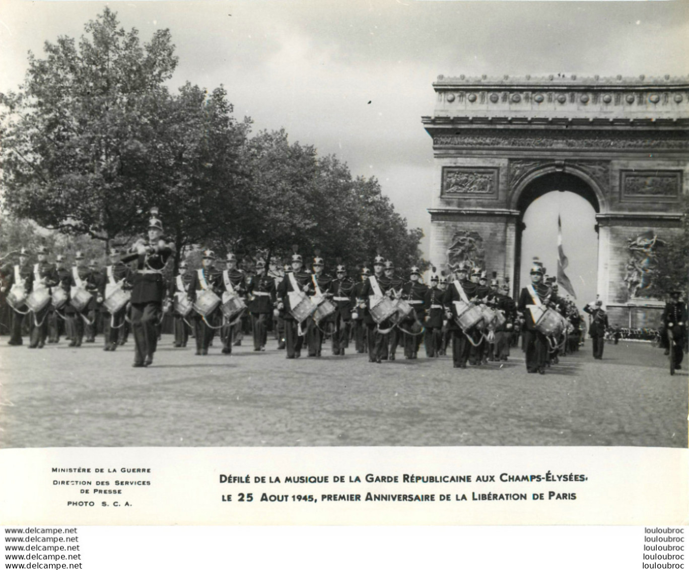LA GARDE REPUBLICAINE AUX CHAMPS ELYSEES LE 25/08/1945 PHOTO MINISTERE DE LA GUERRE 22X17 CM - Guerre, Militaire