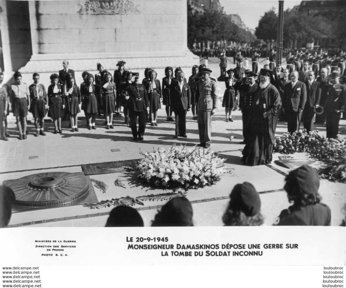 LE 20/09/1945 MONSEIGNEUR DAMASKINOS DEPOSE UNE GERBE AU SOLDAT INCONNU  PHOTO MINISTERE DE LA GUERRE 22X17 CM - Guerre, Militaire