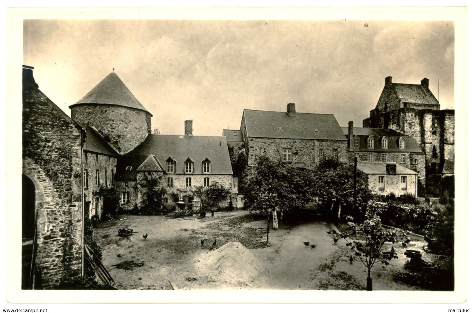 SAINT SAUVEUR LE VICOMTE MANCHE : Le Vieux Château (vue Prise De L'entrée) - Saint Sauveur Le Vicomte