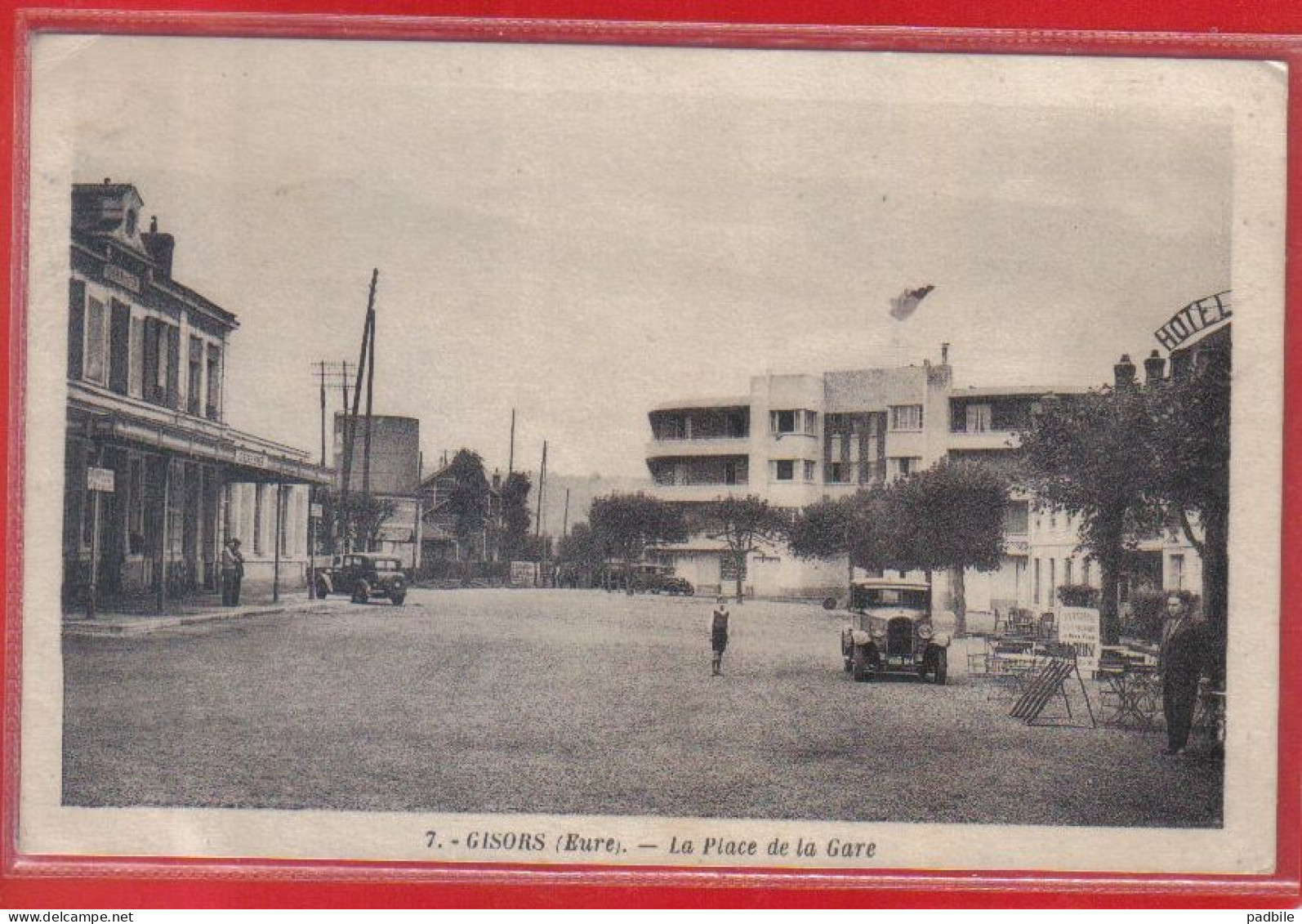 Carte Postale 27. Gisors  Place De La Gare   Très Beau Plan - Gisors