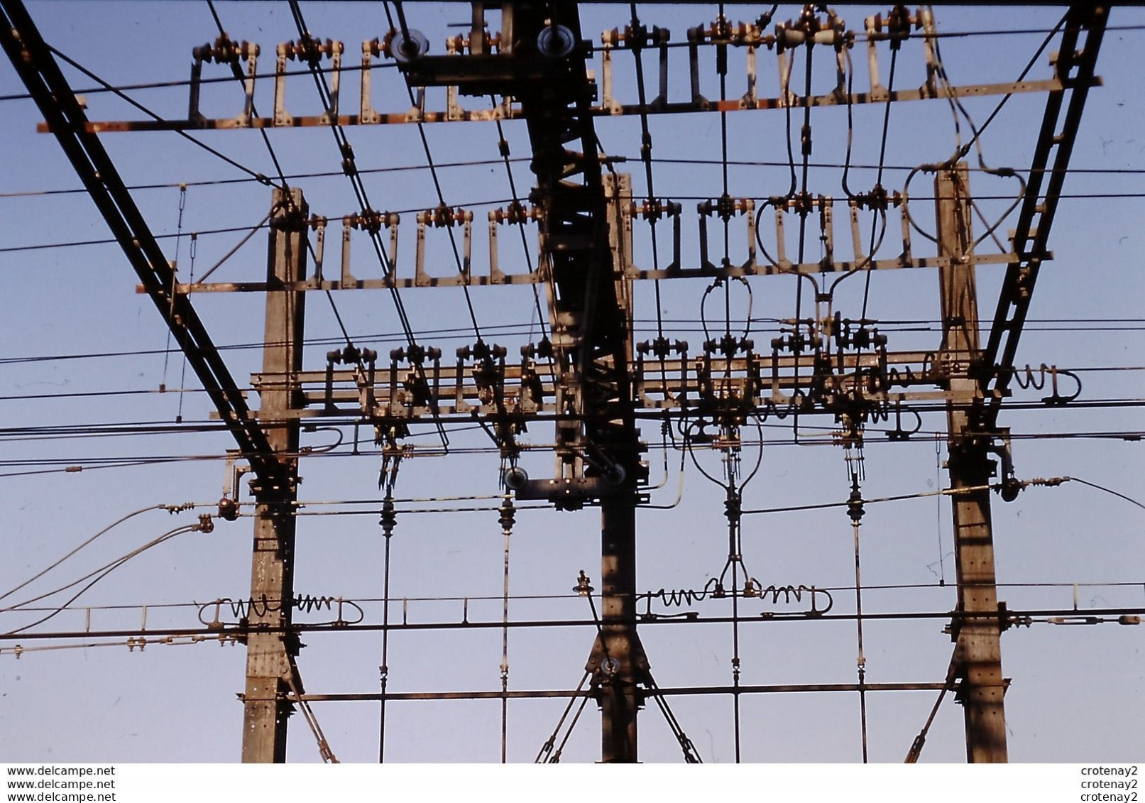 Photo Diapo Diapositive Slide Originale TRAINS Wagon Sous Station Electrique SNCF De MONTEREAU Le 29/12/1997 VOIR ZOOM - Diapositives