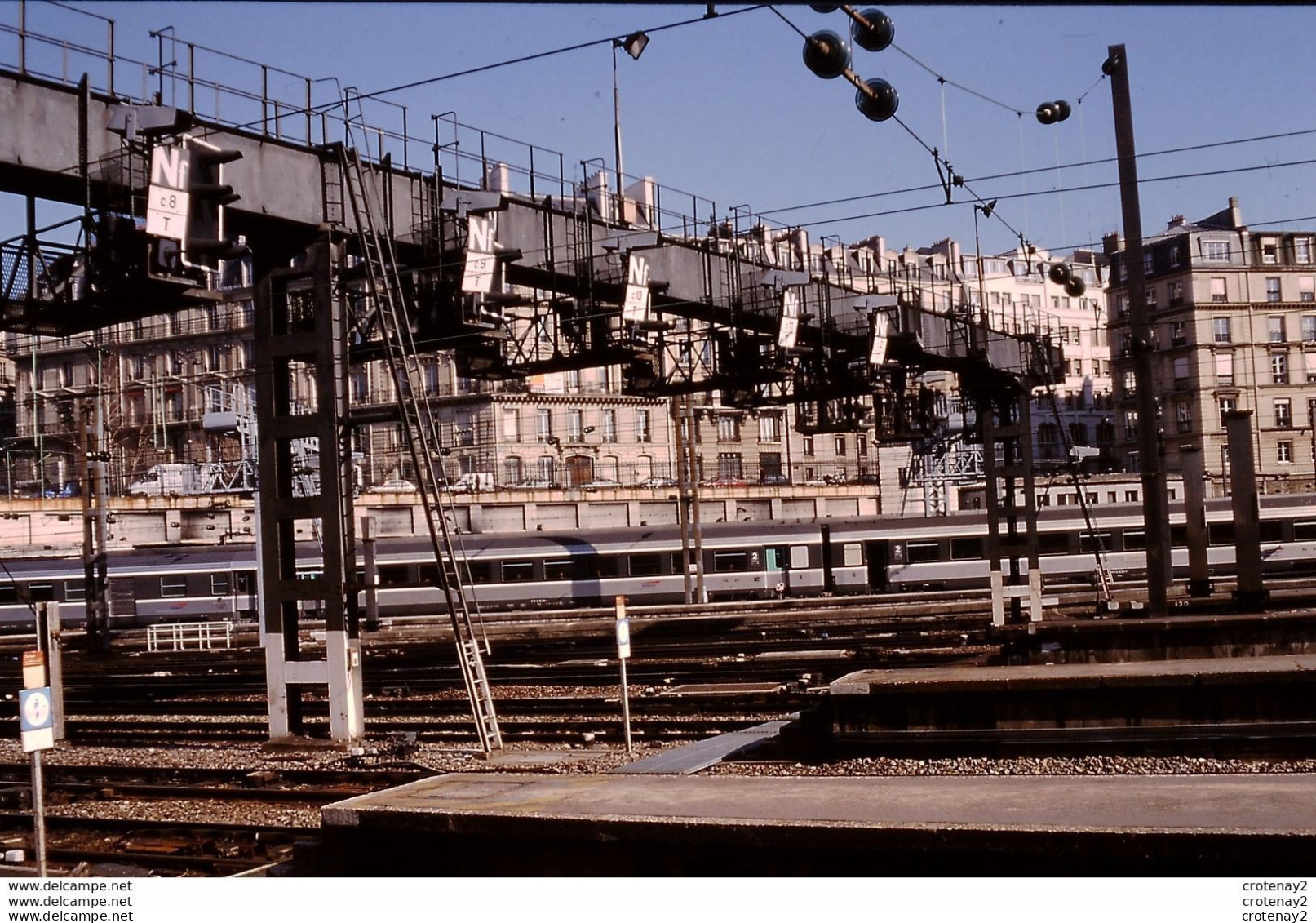 Photo Diapo Diapositive Originale TRAINS Wagon Portique Signalisation SNCF PARIS Gare ST LAZARE Le 23/02/1998 VOIR ZOOM - Diapositive
