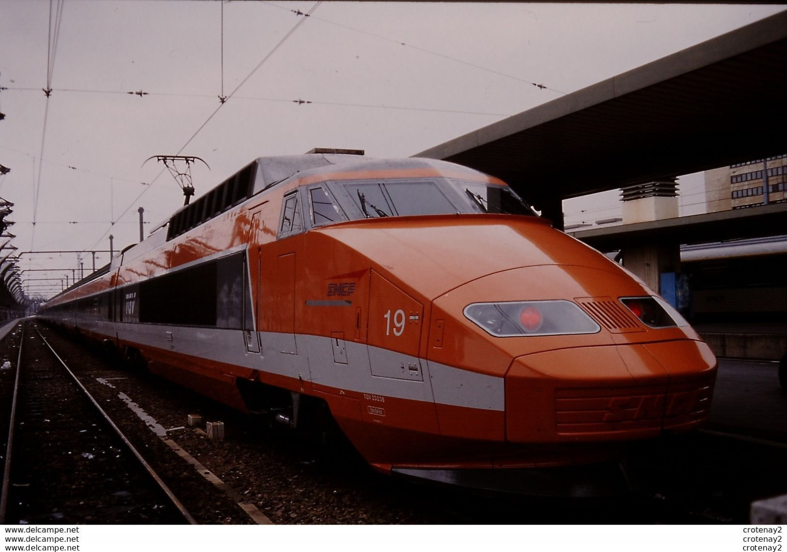 Photo Diapo Diapositive Slide Originale TRAINS Wagon TGV SNCF Sud Est Orange N°19  Le 24/02/1998 VOIR ZOOM - Diapositives (slides)