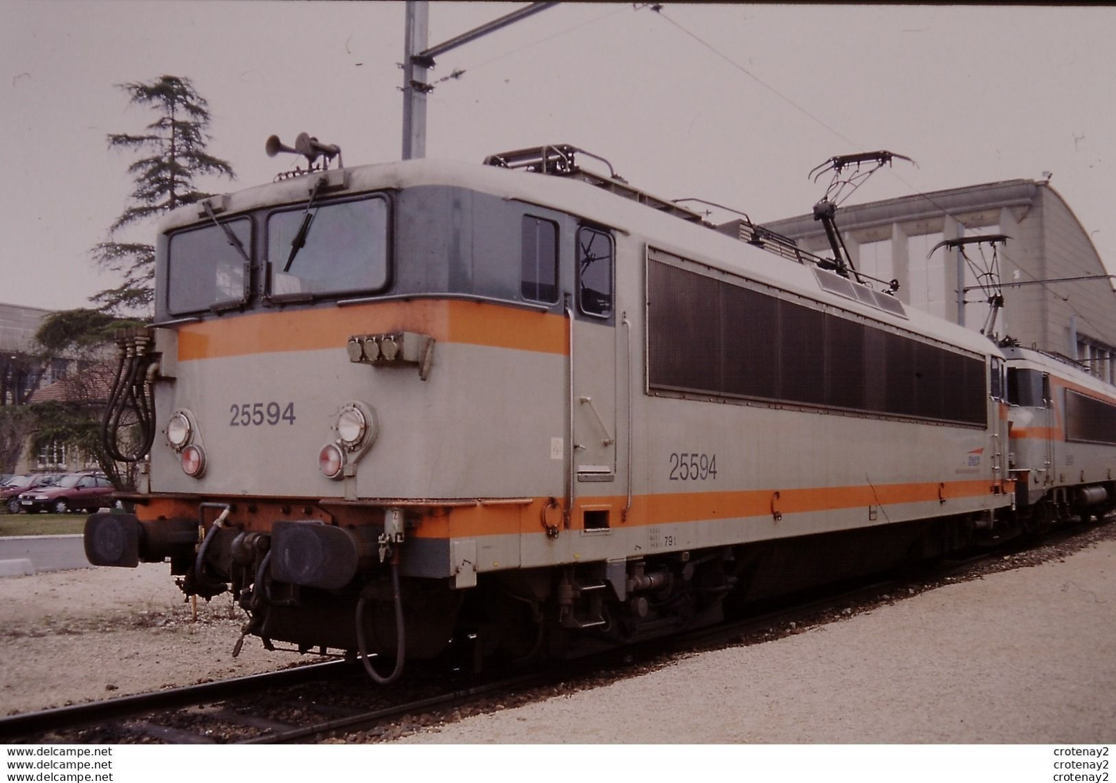 Photo Diapo Diapositive Slide Originale TRAINS Wagon Locomotive Electrique SNCF BB 25594 à VSG Le 25/02/1998 VOIR ZOOM - Dias