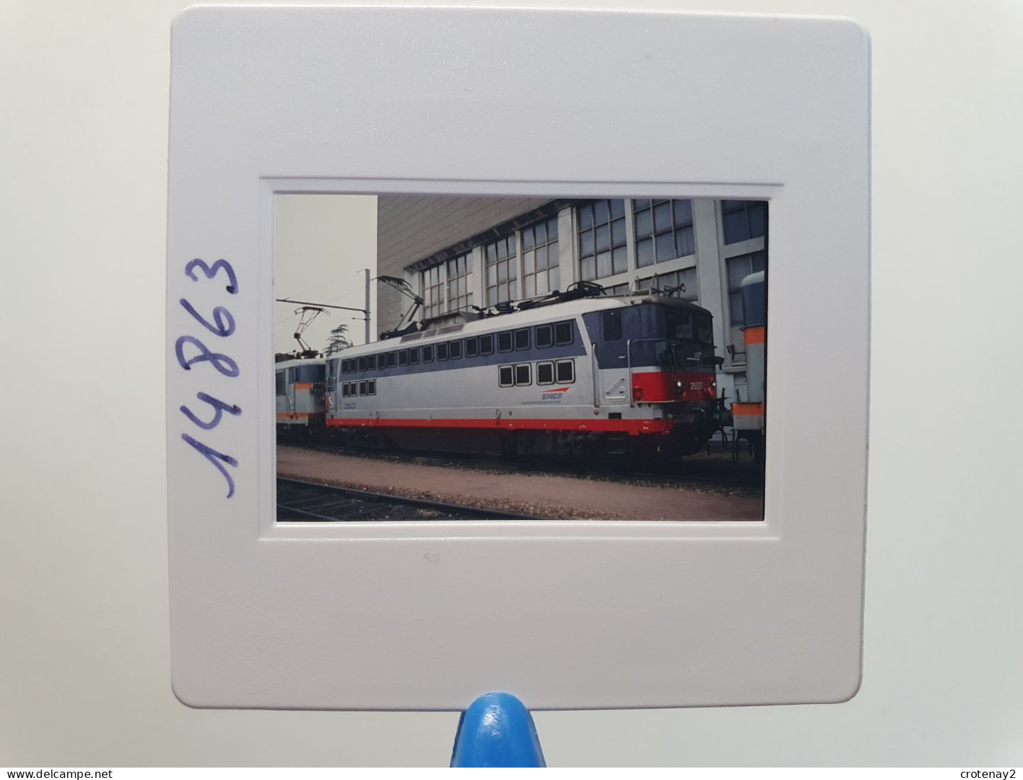 Photo Diapo Diapositive Slide Originale TRAINS Wagon Locomotive Electrique SNCF BB 25537 à VSG Le 25/02/1998 VOIR ZOOM - Diapositives