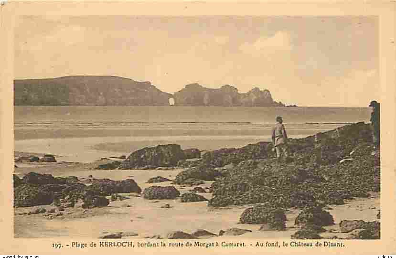 29 - Kerloc'h - Plage De Kerloc'h Bordant La Route De Morgat à Camaret - Au Fond, Le Château De Dinant - Animée - CPA -  - Autres & Non Classés