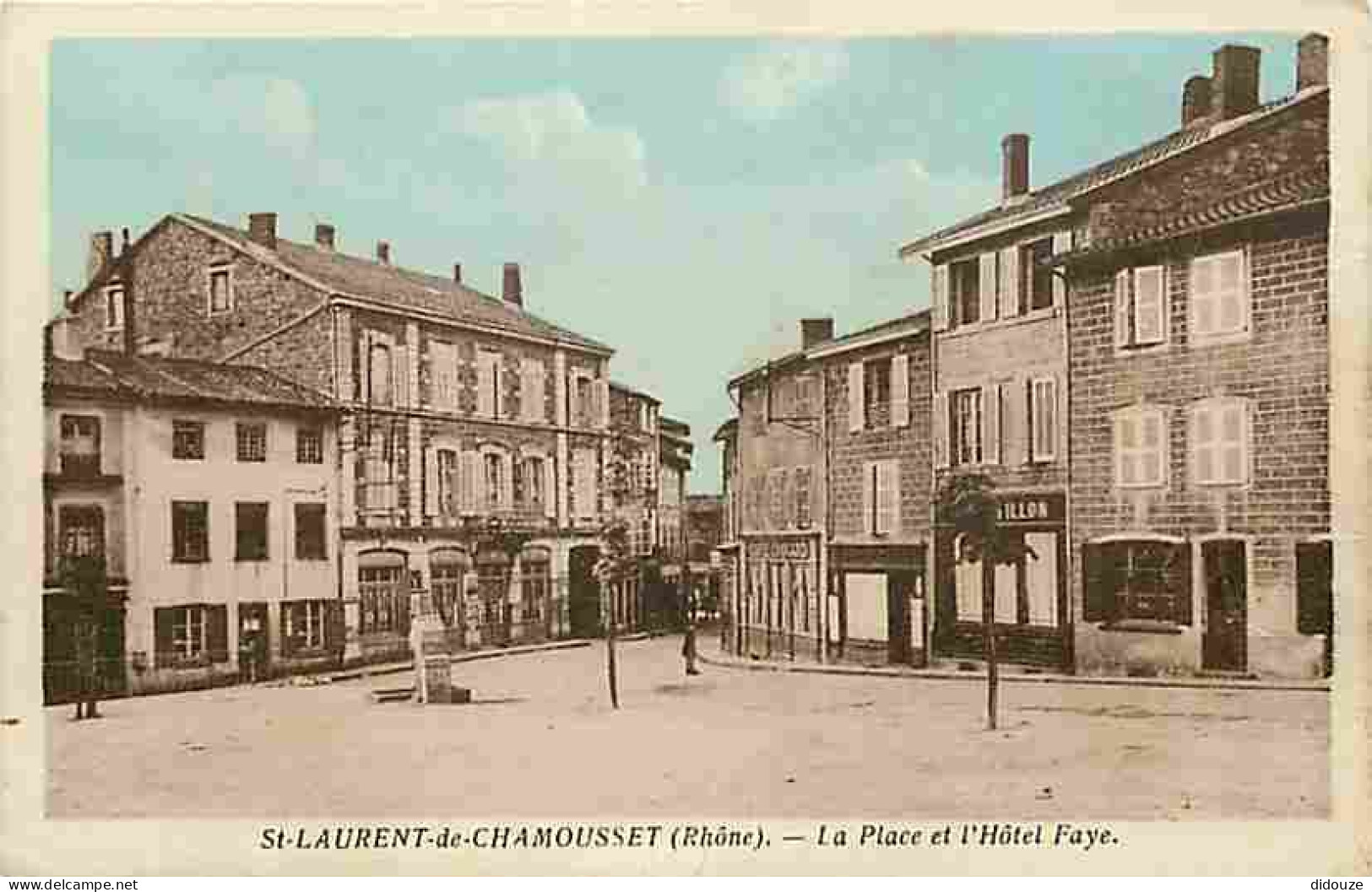 69 - St Laurent De Chamousset - La Place Et L'Hotel Faye - Animée - CPA - Voir Scans Recto-Verso - Saint-Laurent-de-Chamousset