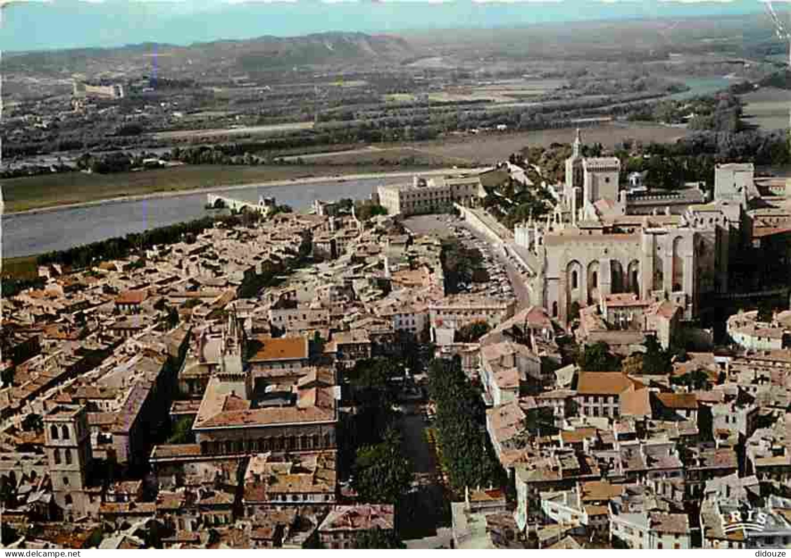 84 - Avignon - Vue Aérienne Du Palais Des Papes Et De L'Hôtel De Ville - Dans Le Lointain Le Rhône Et Le Pont Saint Béné - Avignon