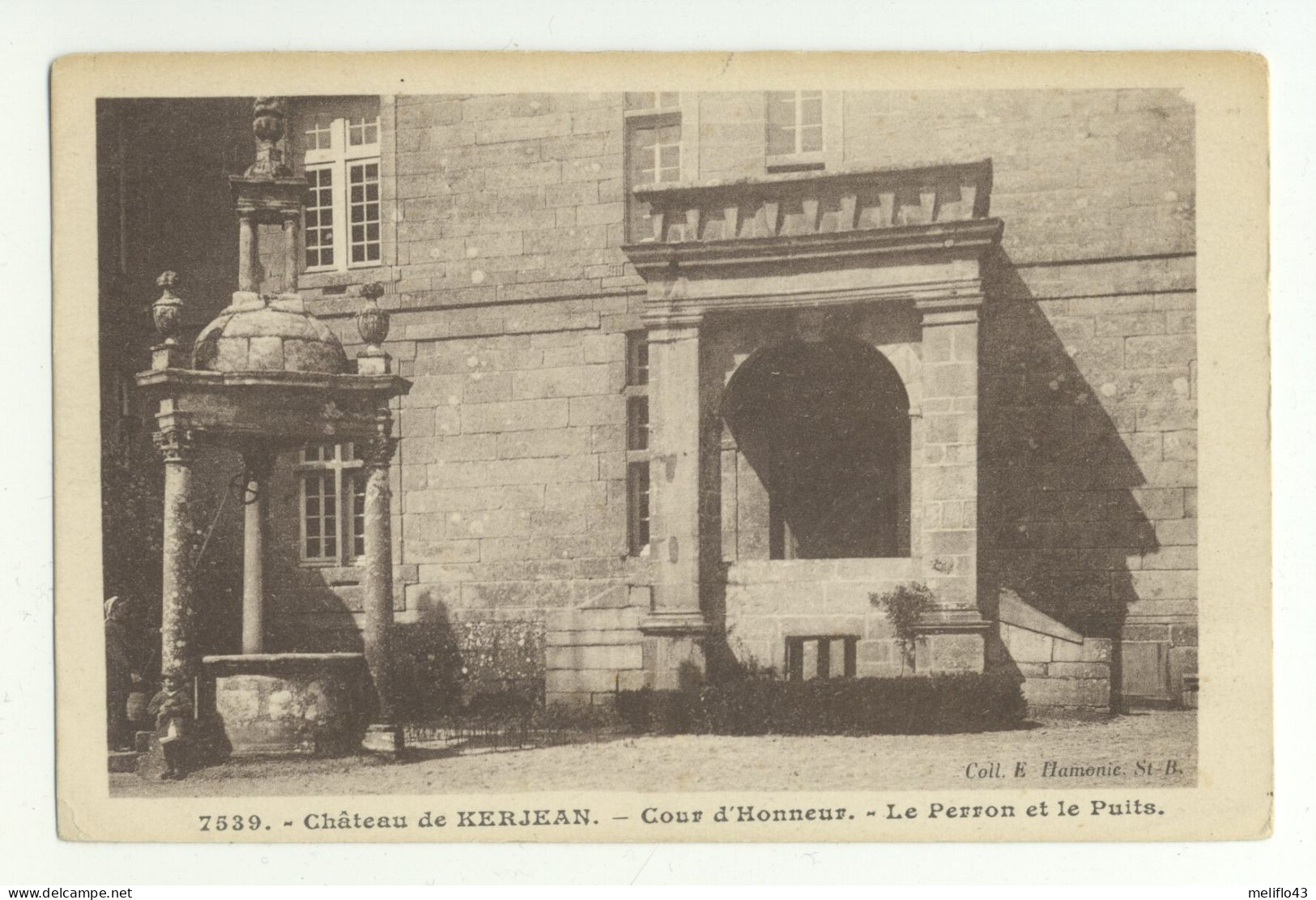 29/ CPA - Chateau De Kerjean - Cour D'Honneur - Le Perron Et Le Puits - Autres & Non Classés