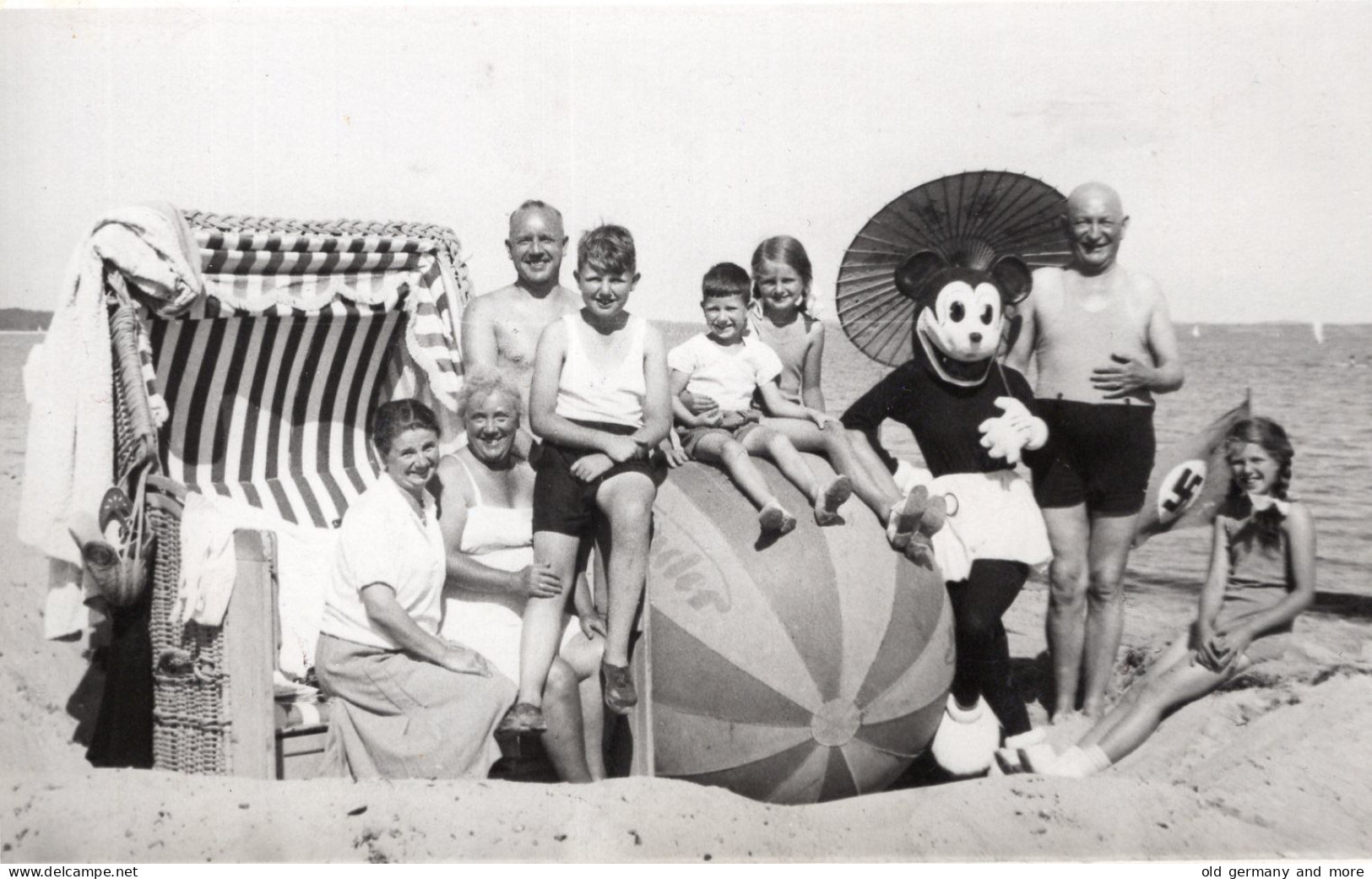 WWII Familie Urlaub Strand Mit Hakenkreuz Fahne  8,5 X 13 - Guerre, Militaire