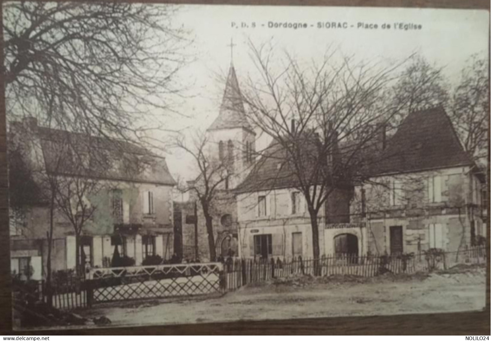 Cpa 24 Dordogne; SIORAC, Place De L'Eglise, Enseignes De La Poste, Tabac, éd P.D.S, écrite En 1930 - Autres & Non Classés