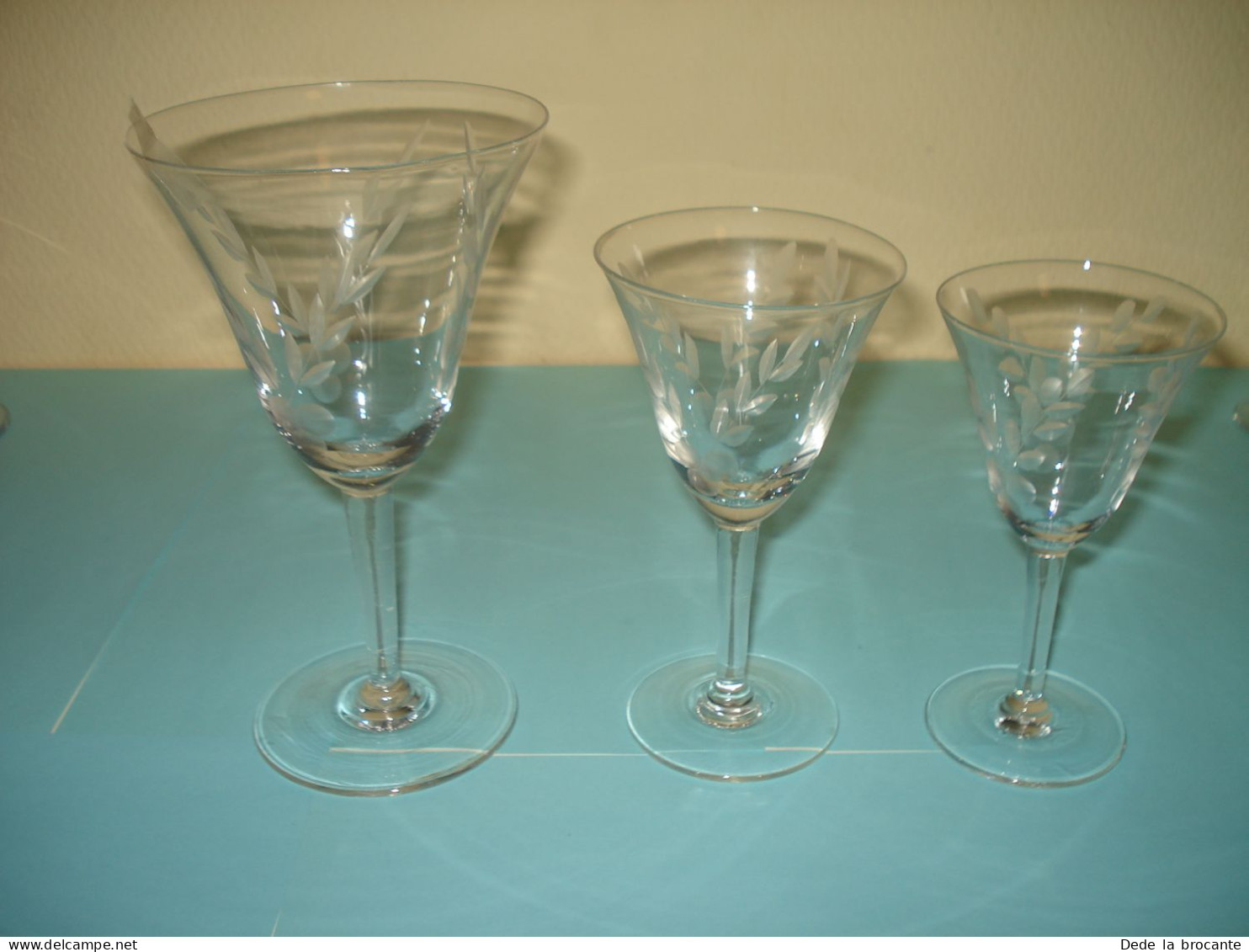 O19/ Service 24 verres taillés art nouveau cristal ? - 8 eau + 9 Rouge + 7 blanc