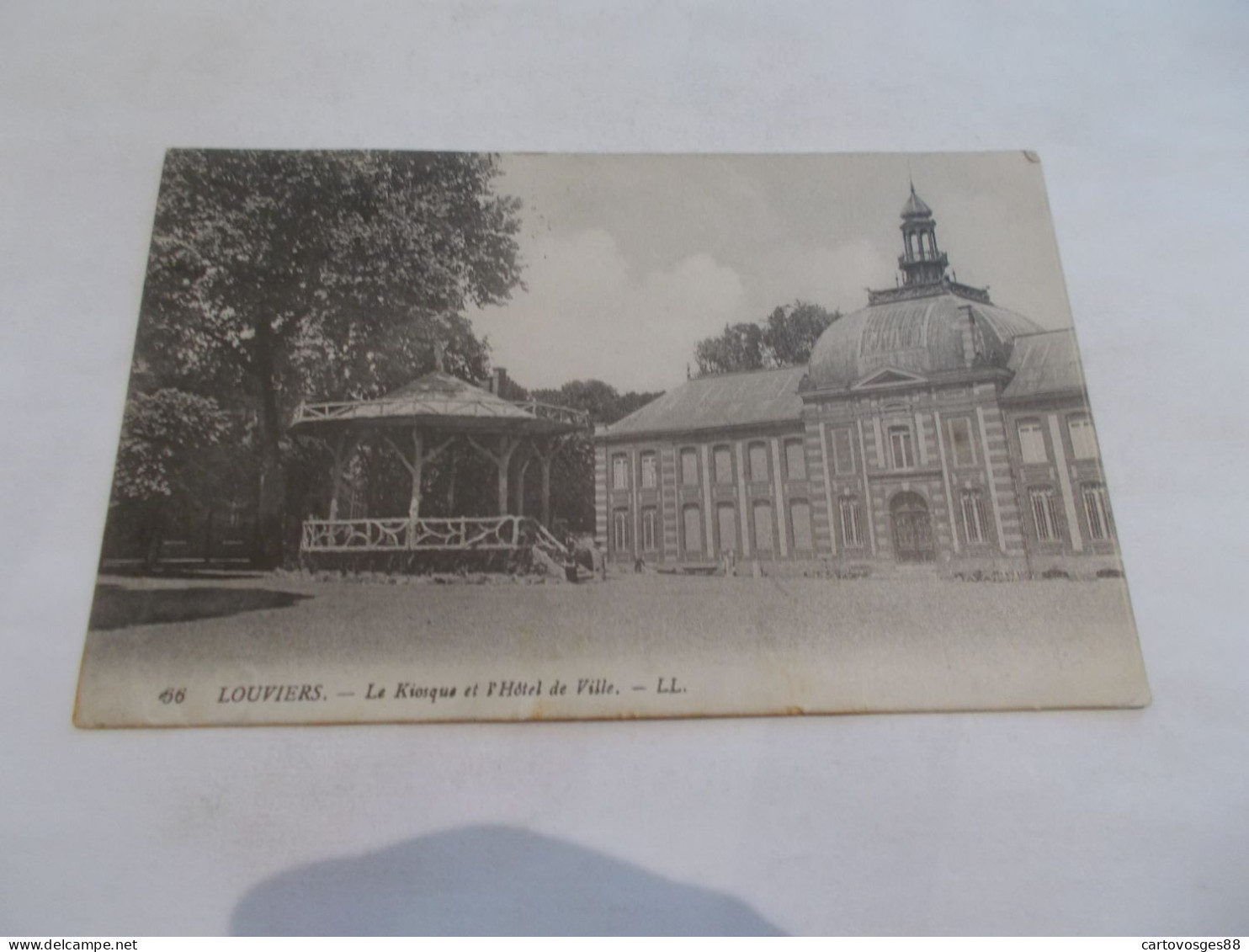LOUVIERS ( 27 Eure ) LE KIOSQUE ET L HOTEL DE VILLE 1918 - Louviers