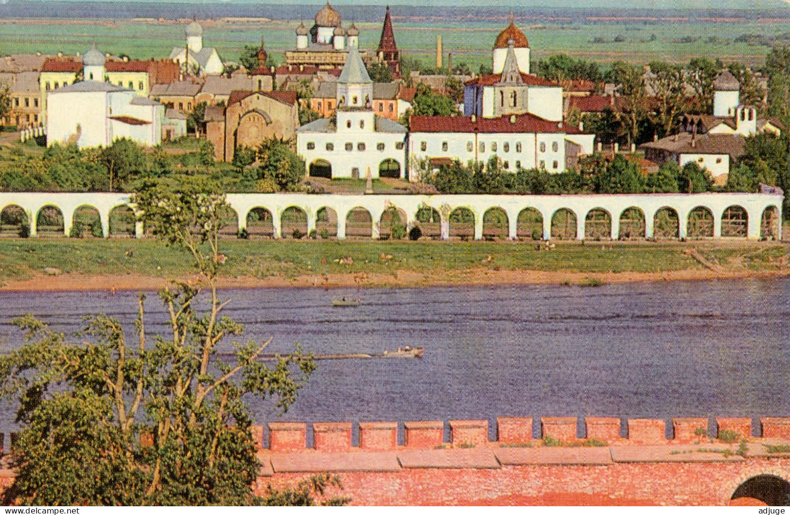 CPM- NOVGOROD - Vue Sur La Cour Du Grand-Duc Yaroslav Et Marché Ancien * TBE*  Cf. Scans * - Russie