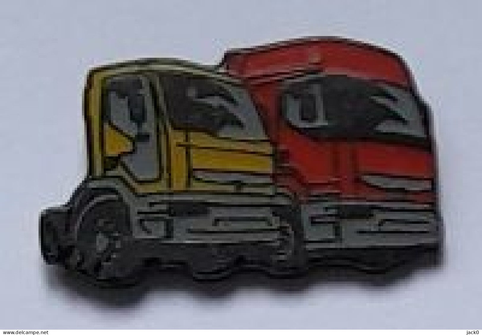 Pin' S  Transport  2  Camions  1 Jaune  Et  1 Rouge - Transportation