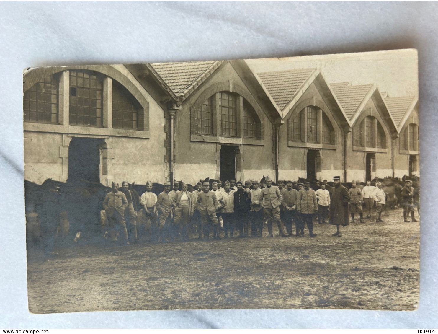 Photo Carte Soldats Cavalerie Caserne - War 1914-18