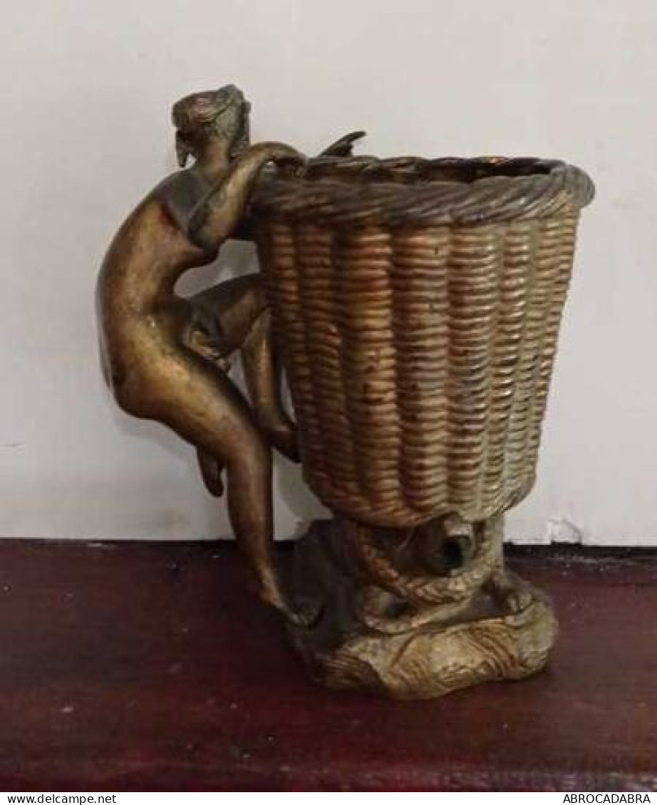 Sculpture Bronze Faune S'agrippant à Un Vase Posé Sur Tortue Et Serpent - Bronzes