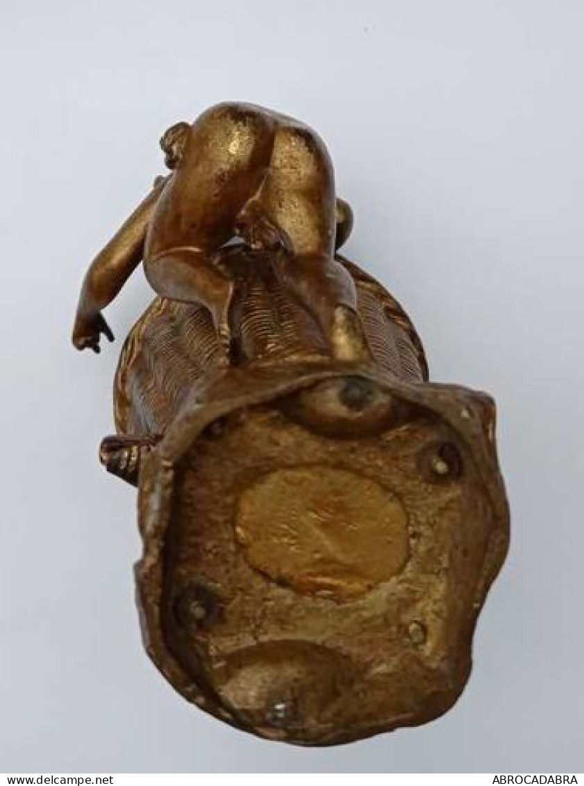 Sculpture bronze faune s'agrippant à un vase posé sur tortue et serpent