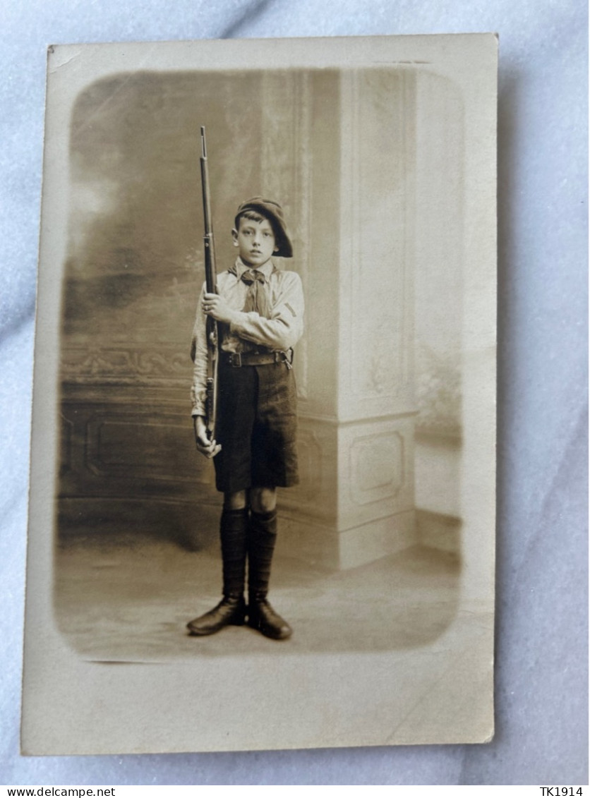 Photo Carte Enfant In Uniform Fusil - Guerre 1914-18