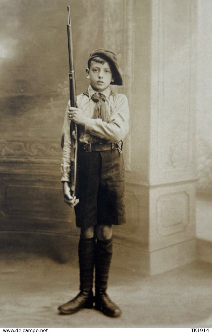 Photo Carte Enfant In Uniform Fusil - Guerra 1914-18