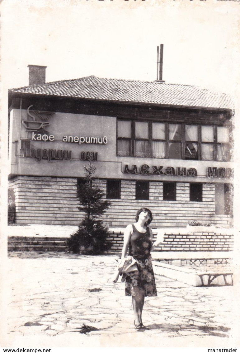 Old Real Original Photo - Woman Posing In Front Of Cafe Todorini Ochi - Ca. 12.3x8.5 Cm - Anonymous Persons