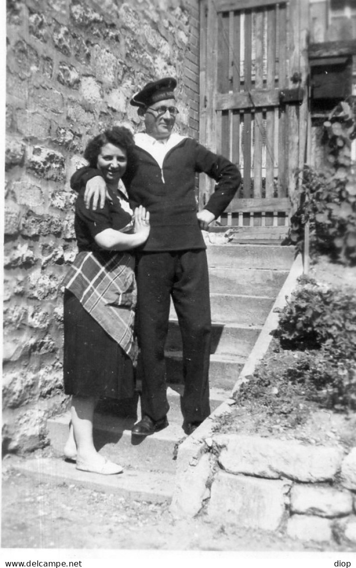 Photographie Photo Vintage Snapshot Couple Tenue Marin Held Sailor ARCUEIL - Personnes Anonymes