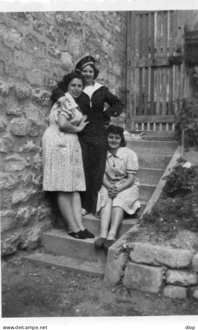 Photographie Photo Vintage Snapshot Femme Women Tenue Marin Held Sailor ARCUEIL - Personnes Anonymes