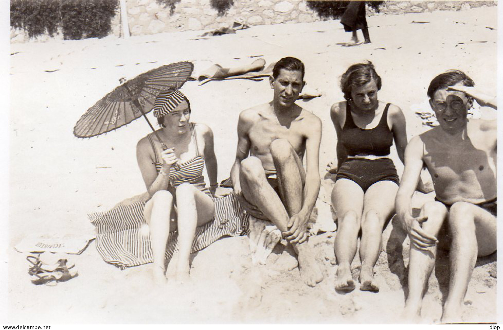 Photographie Photo Vintage Snapshot Groupe Plage Beach Maillot Swimsuit  - Lieux