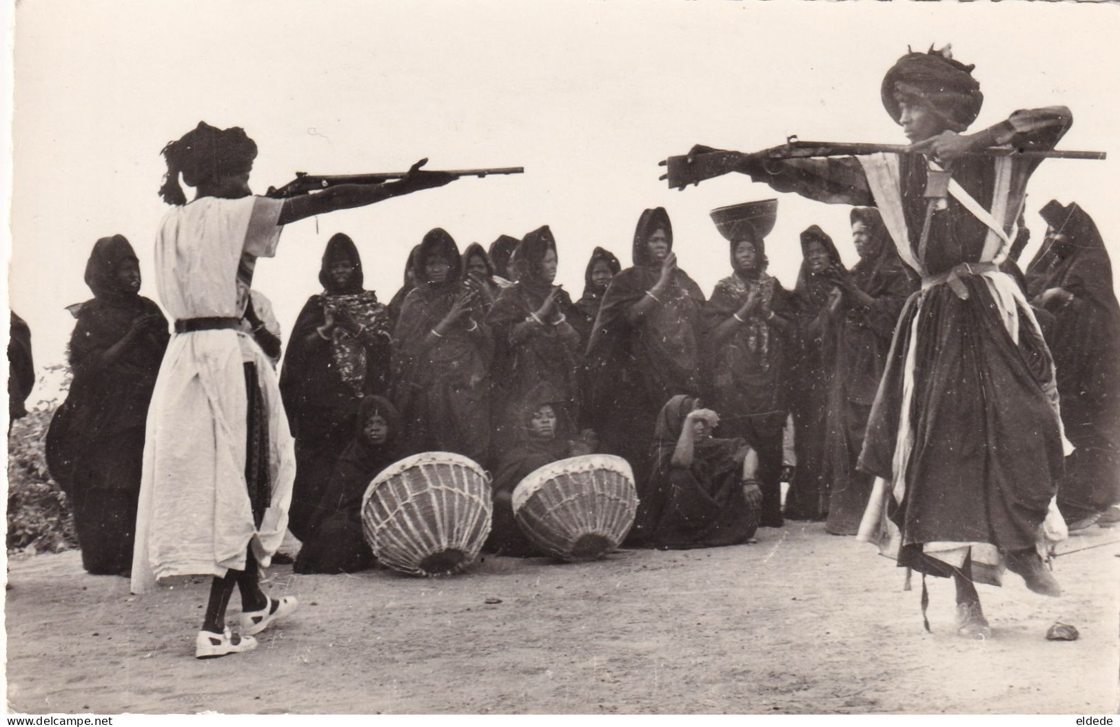 Real Photo  Souvenir Mauritanie  Photo J.K. Nouakchott  Danse Des Fusils Touaregs Femmes Battant Des Mains - Mauritanie