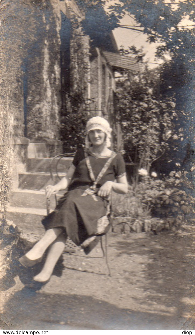 Photographie Photo Vintage Snapshot Femme Women Jardin Garden  - Anonymous Persons