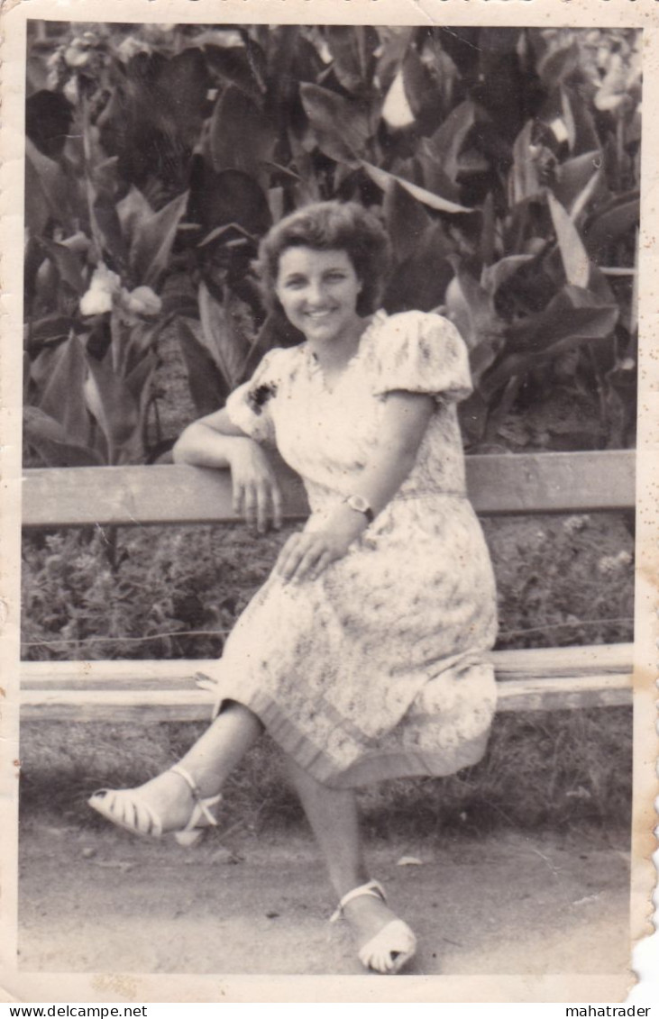 Old Real Original Photo - Young Woman Sitting On A Bench - Ca. 12.5x8 Cm - Personnes Anonymes