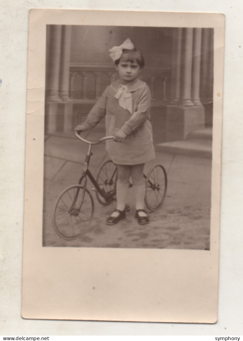 CP Photo - Fillette Sur Son Tricycle - Noeud Dans Les Cheveux - - Photographs