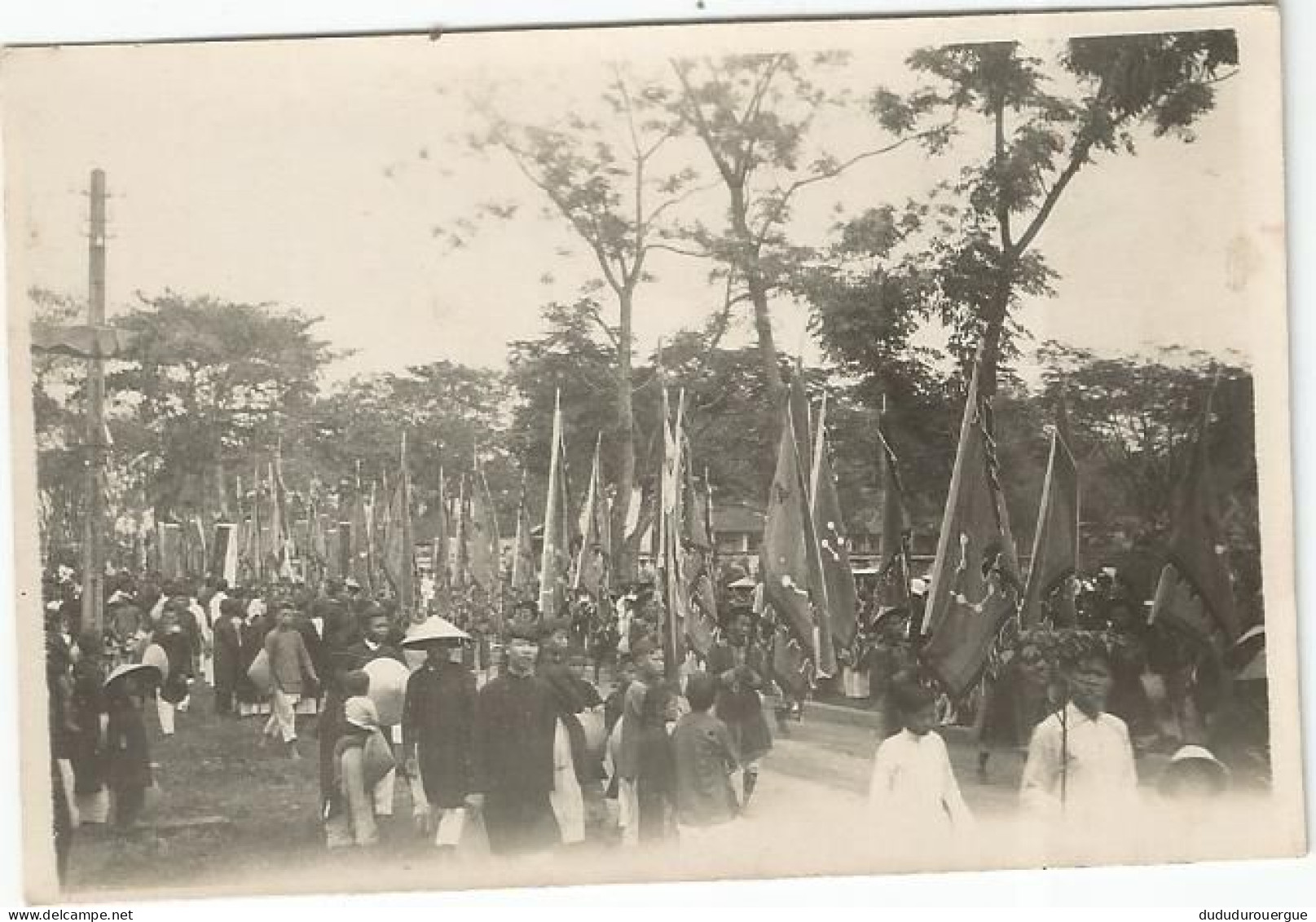 VIETNAM , INDOCHINE , HUE LE 15 MARS 1933 : LES PORTEURS DE DRAPEAUX EN DEBUT DE CORTEGE - Asie