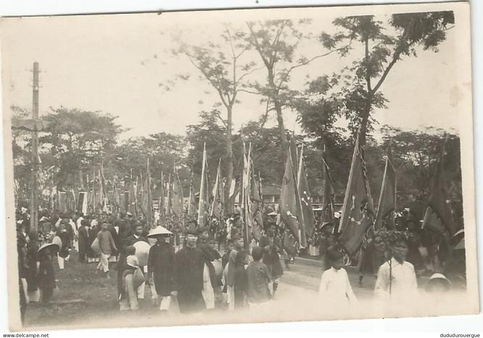 VIETNAM , INDOCHINE , HUE LE 15 MARS 1933 : LES PORTEURS DE DRAPEAUX EN DEBUT DE CORTEGE - Asia