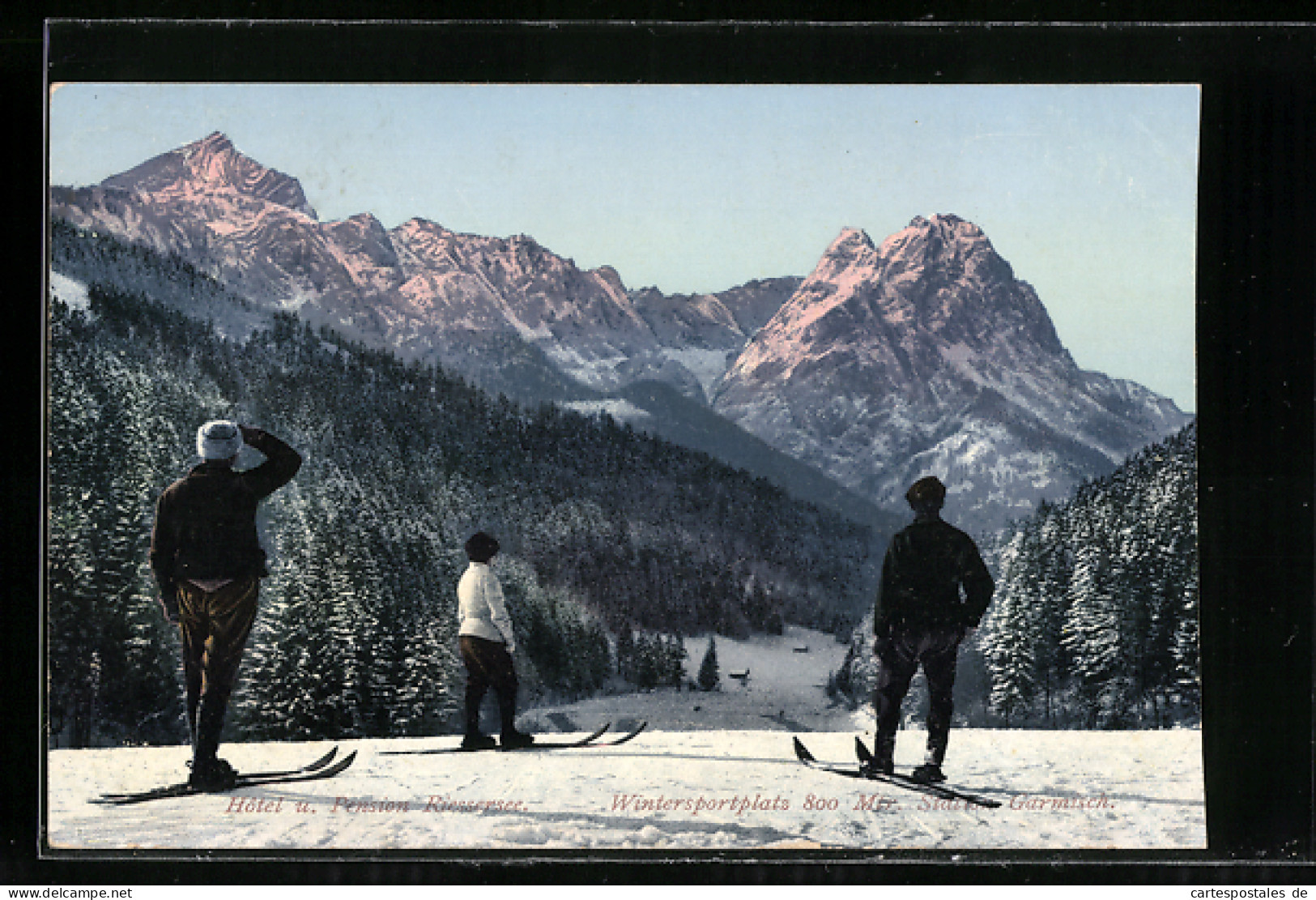 AK Drei Skiläufer Vor Hochgebirgs-Panorama  - Winter Sports