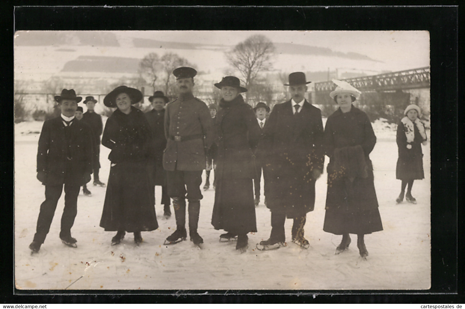 Foto-AK Gruppe Auf Schlittschuhen, Mit Soldat  - Figure Skating