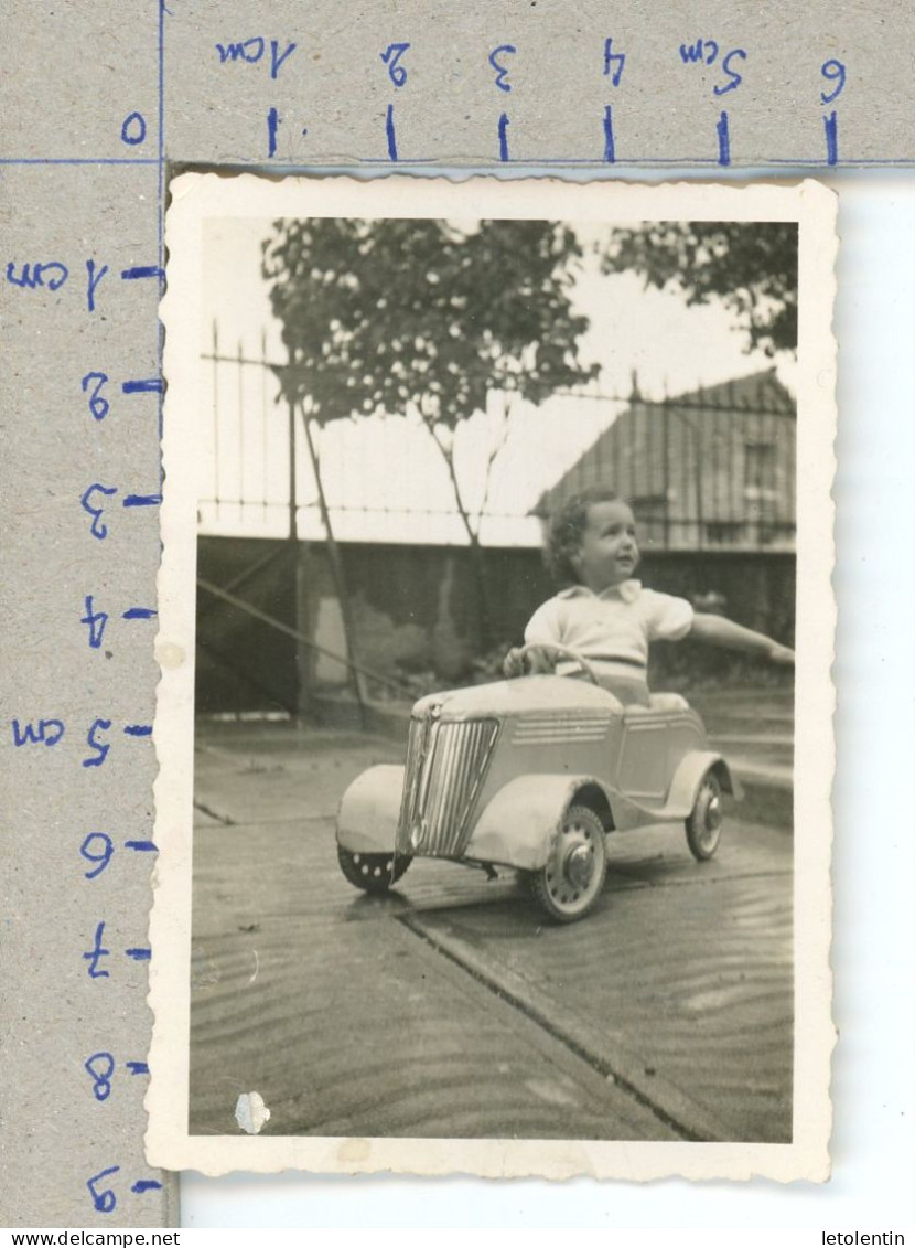 PHOTO ORIGINALE D'UN ENFANT EN VOITURE ANCIENNE - Objets