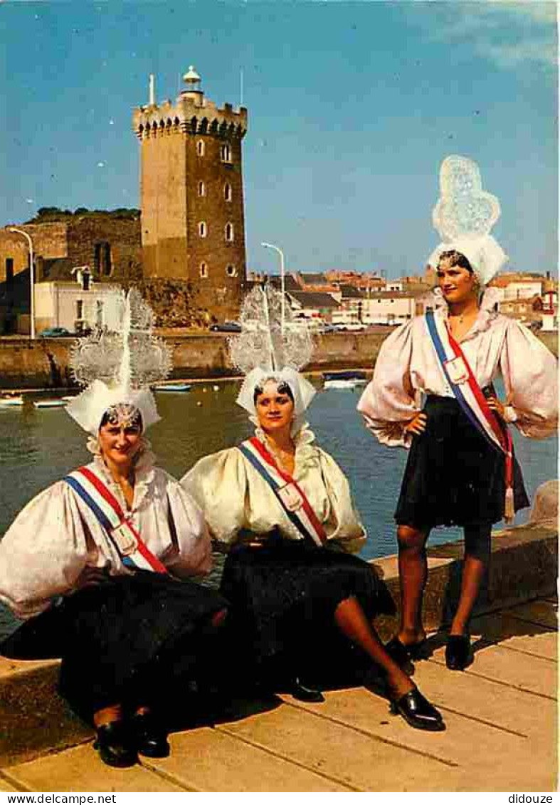 Folklore - Costumes - Vendée - Les Sables D'Olonne - Sablaises Devant La Tour D'Arundel - CPM - Voir Scans Recto-Verso - Costumes