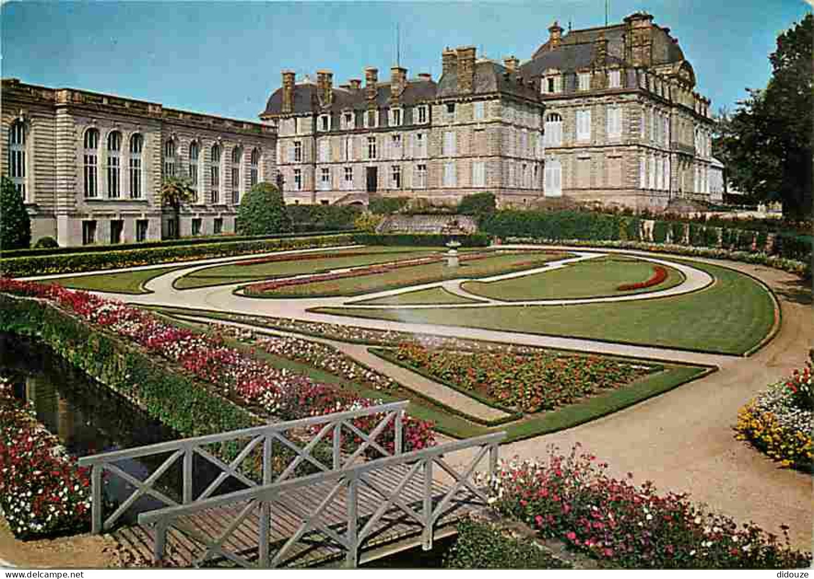 56 - Vannes - La Préfecture Et Les Jardins - Fleurs - CPM - Voir Scans Recto-Verso - Vannes