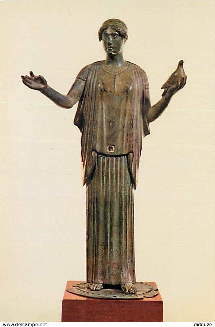 Grèce - Athènes - Athína - Le Musée National Archéologique - Statuette En Bronze De Femme Tenant Une Colombe. Du Mont Pi - Grèce