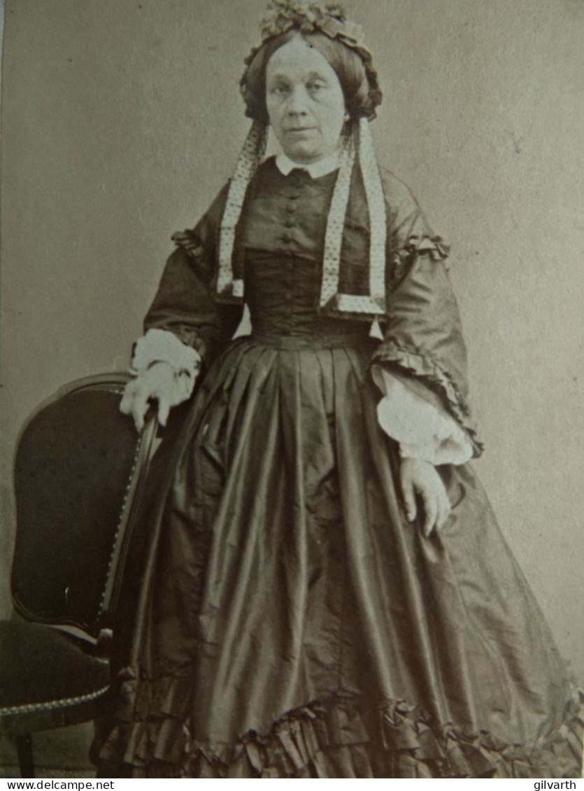 Photo CDV Charavet à Paris - Femme En Pied, Coiffe D'intérieur, Jolie Robe, Second Empire, Ca 1860 L680A - Anciennes (Av. 1900)