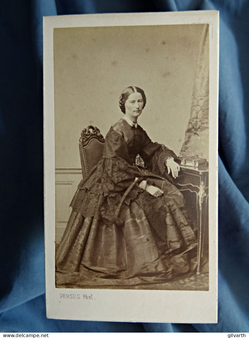 Photo CDV Persus à Paris - Femme, Robe à Crinoline, Châle En Dentelle, Second Empire, Ca 1860 L680A - Anciennes (Av. 1900)