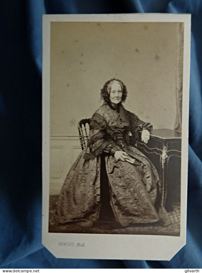 Photo CDV Persus à Paris - Vieille Femme, Robe à Crinoline  Moirée, Coiffe Second Empire, Ca 1860 L680A - Anciennes (Av. 1900)