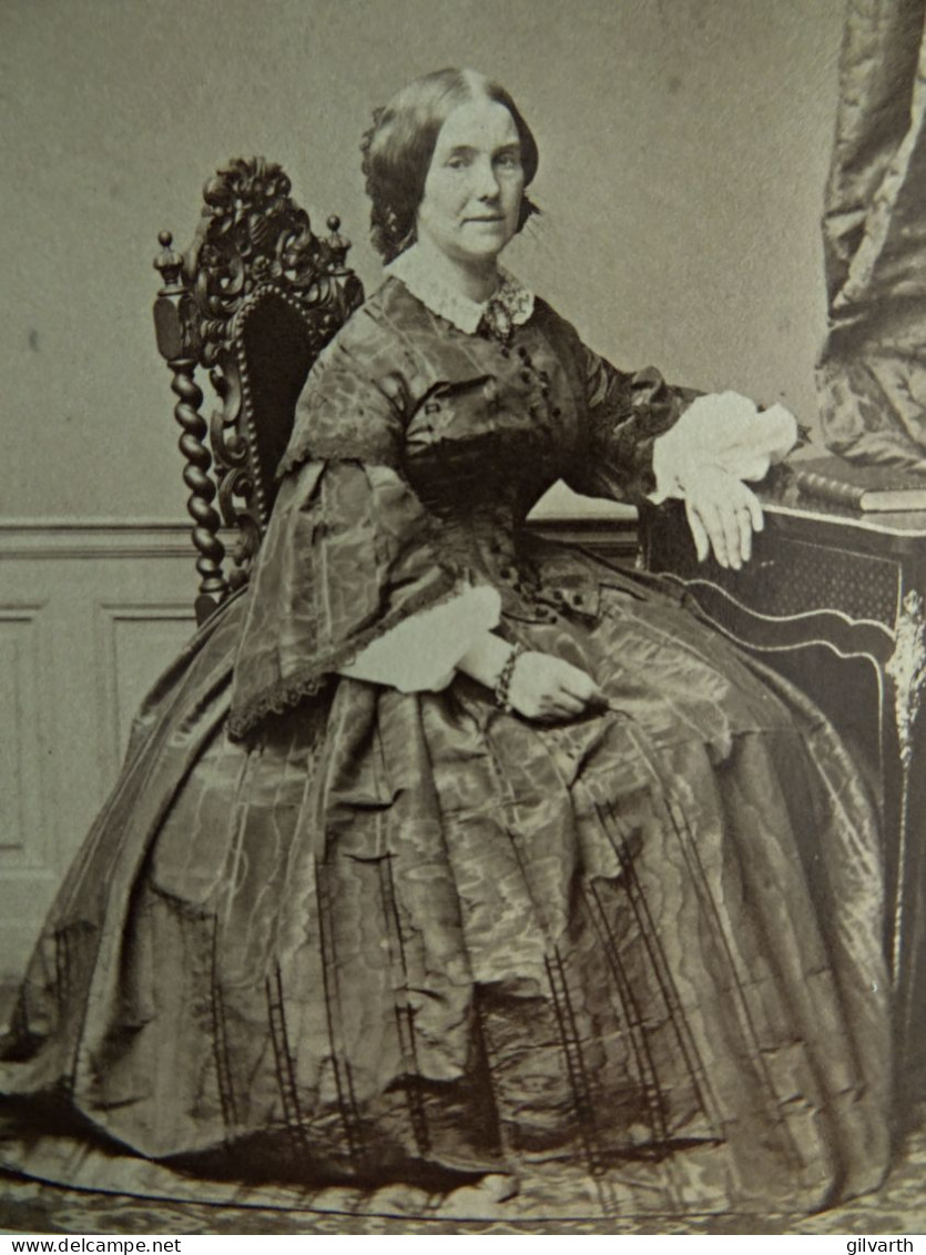 Photo CDV Persus à Paris - Femme, Robe à Crinoline Second Empire, Ca 1860 L680A - Anciennes (Av. 1900)