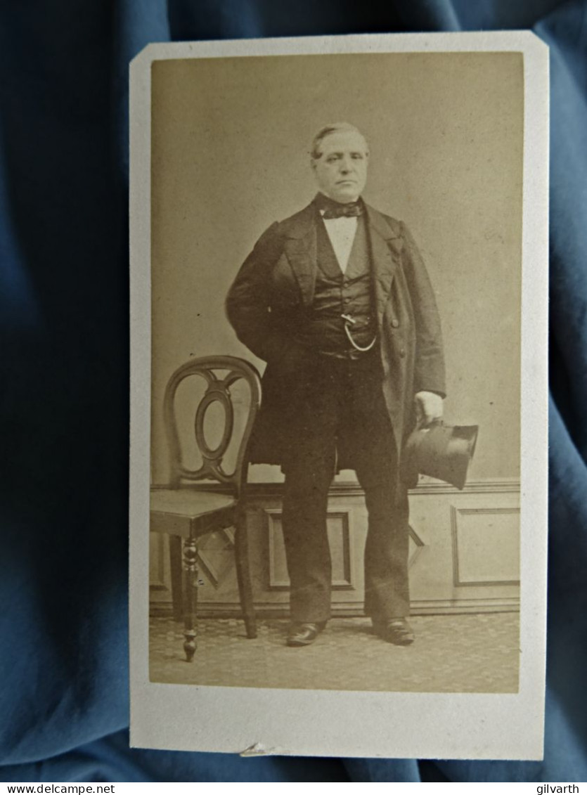 Photo CDV Charavet à Paris - Homme, En Pied Haut De Forme à La Main, Second Empire, Ca 1860 L680A - Anciennes (Av. 1900)