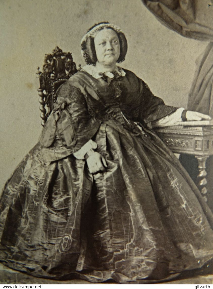 Photo CDV Durand à Lyon - Femme, Coiffure Avec Anglaises, Robe Crinoline Moirée, Second Empire, Ca 1860 L680A - Anciennes (Av. 1900)