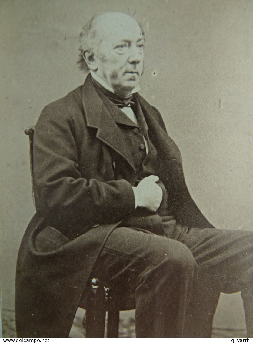 Photo CDV Jacques Garcin à Lyon - Homme, Notable Posant Main Dans Le Gilet, Second Empire, Ca 1860 L680A - Anciennes (Av. 1900)