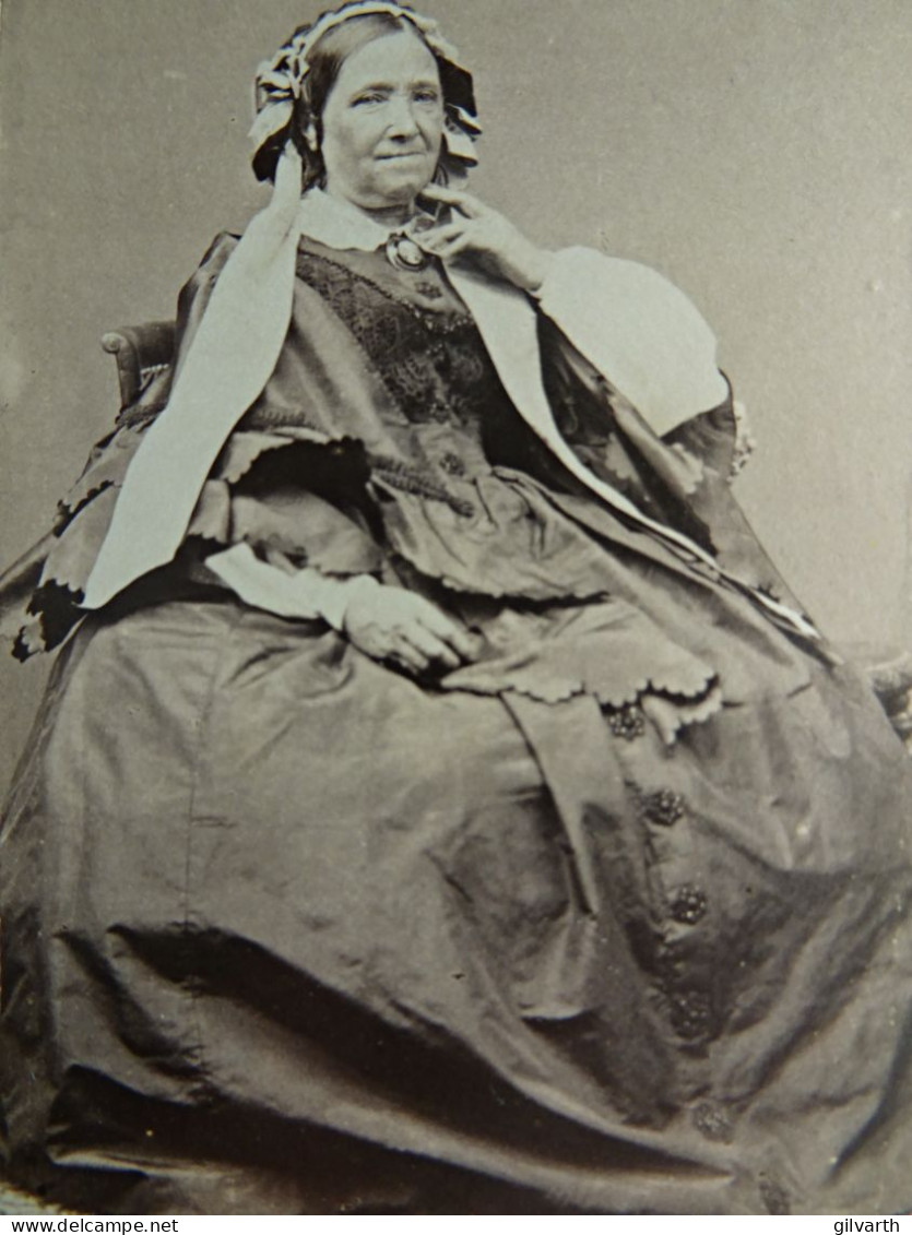 Photo CDV Garcin Et  Nardy à Lyon -  Femme, Coiffe, Robe Crinoline, Second Empire, Ca 1860 L680A - Anciennes (Av. 1900)